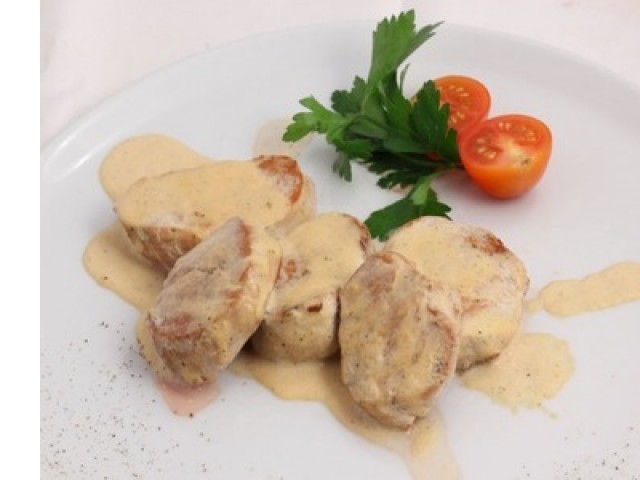 Медальоны из свинины с можжевеловым соусом, 300 гр